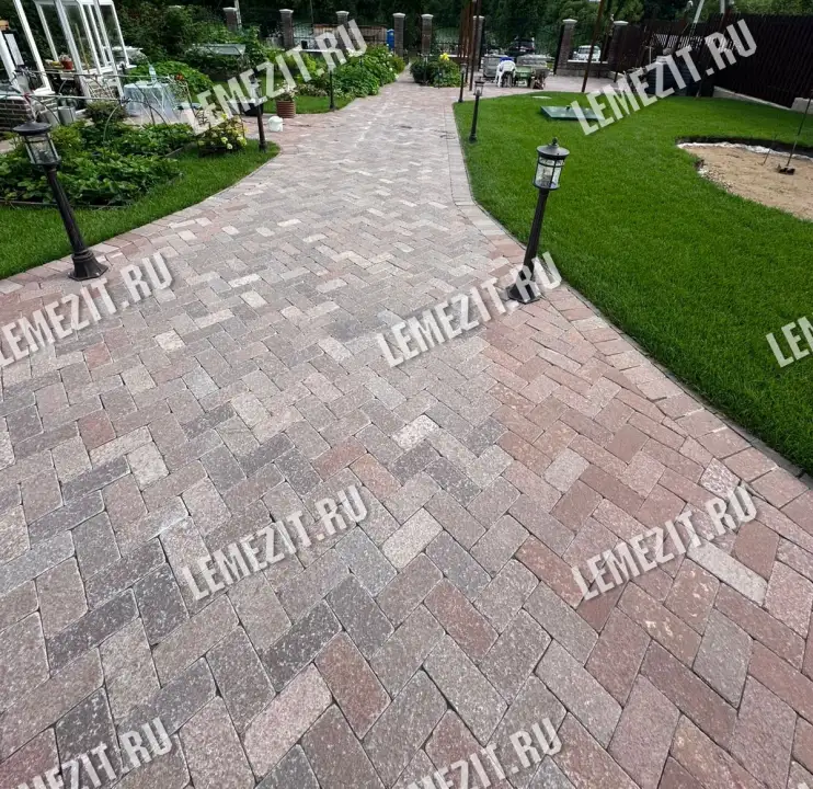 пример укладки галтованной брусчатки из лемезита 10х20 см 